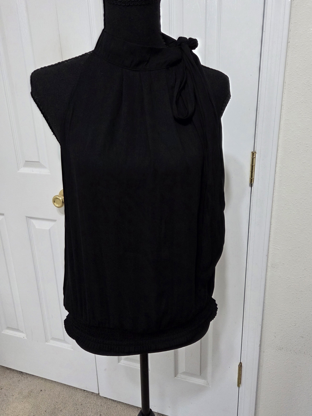 Tie-Neck Sleeveless Blouse in Black